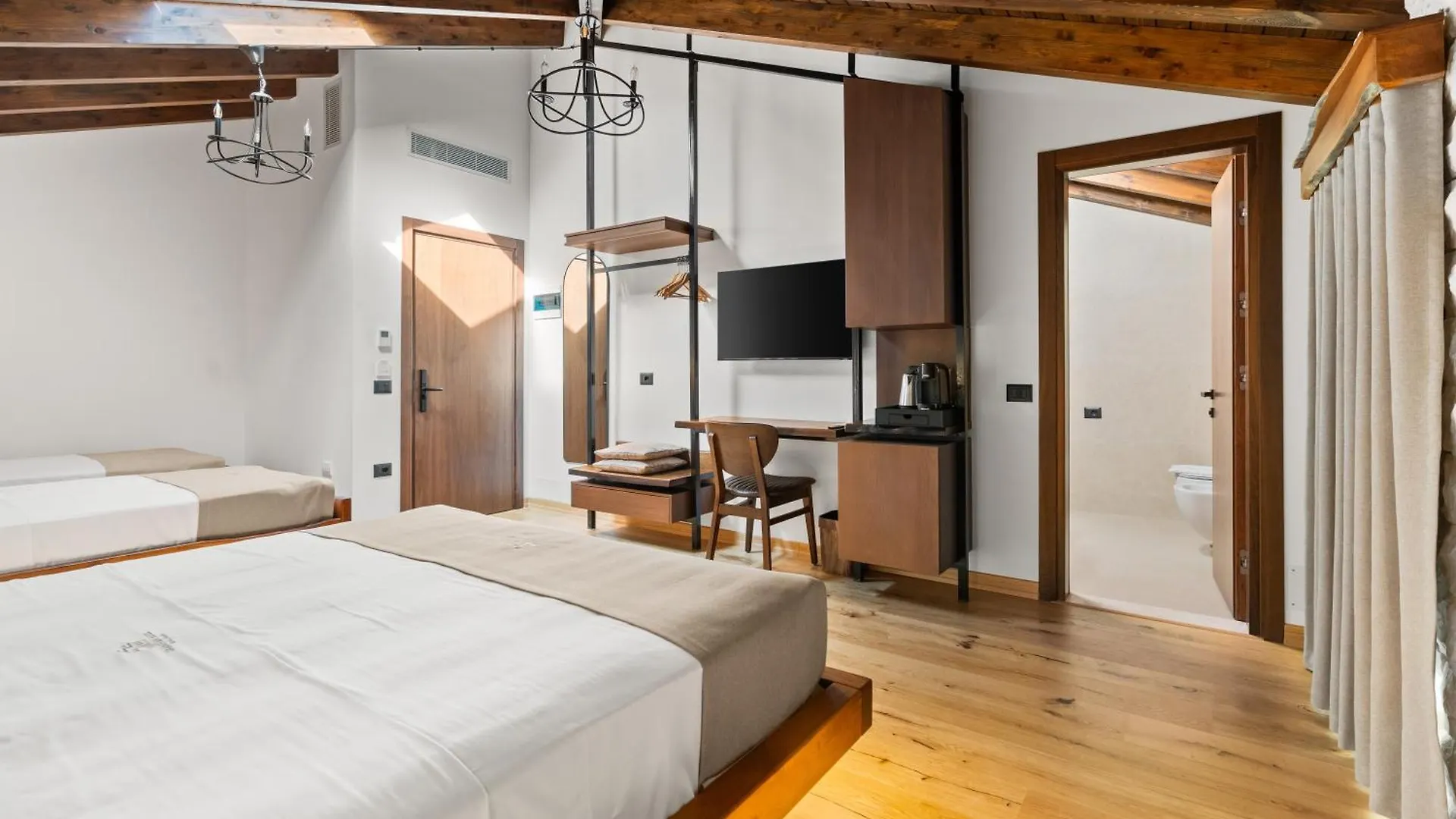 Grandview Hotel 베라트 0*,